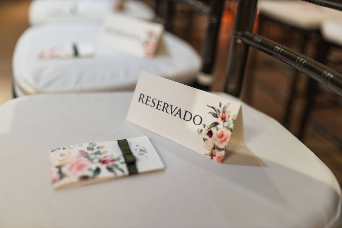 Close-up of a reserved seat at a wedding with floral details, adding elegance and charm.