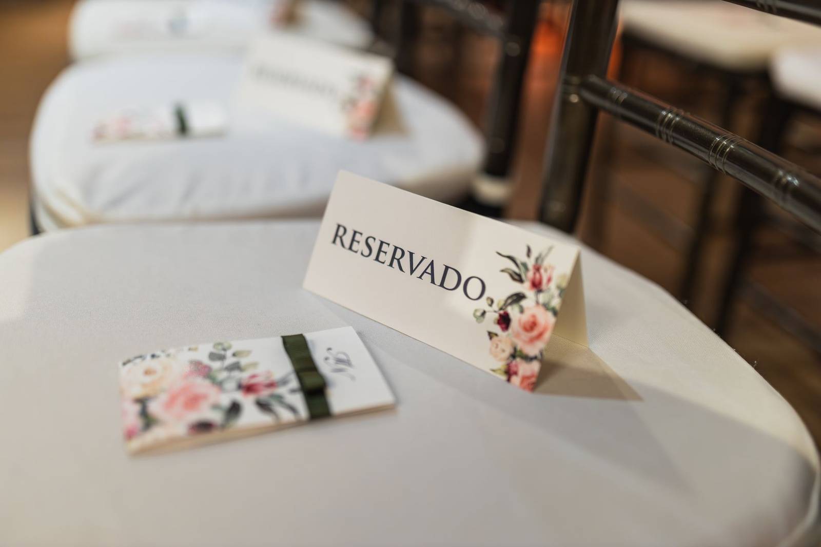 Close-up of a reserved seat at a wedding with floral details, adding elegance and charm.